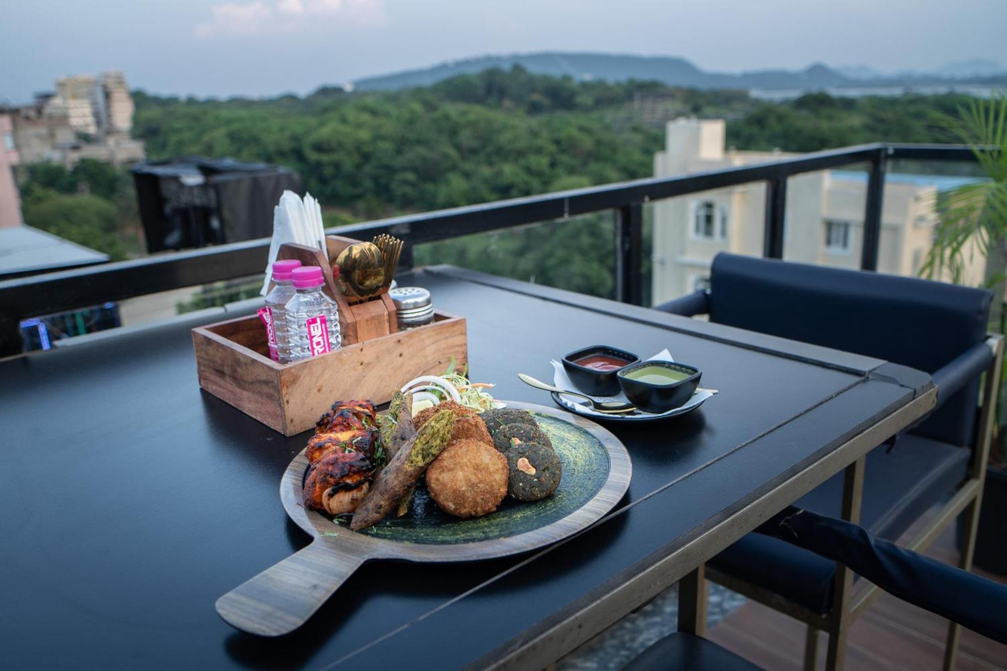 The Courtyard - Beyond Bar & Club Udaipur Exterior foto