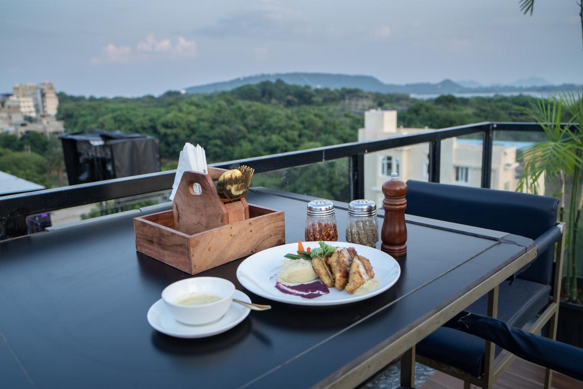 The Courtyard - Beyond Bar & Club Udaipur Exterior foto