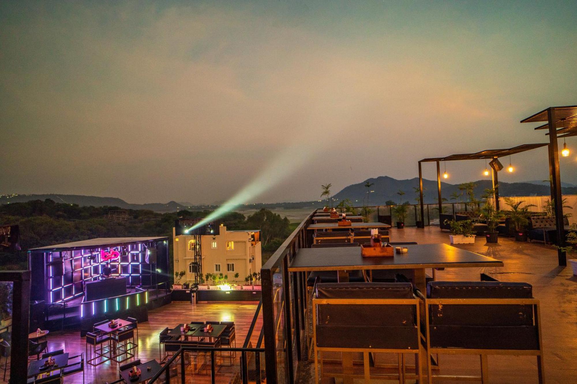 The Courtyard - Beyond Bar & Club Udaipur Exterior foto