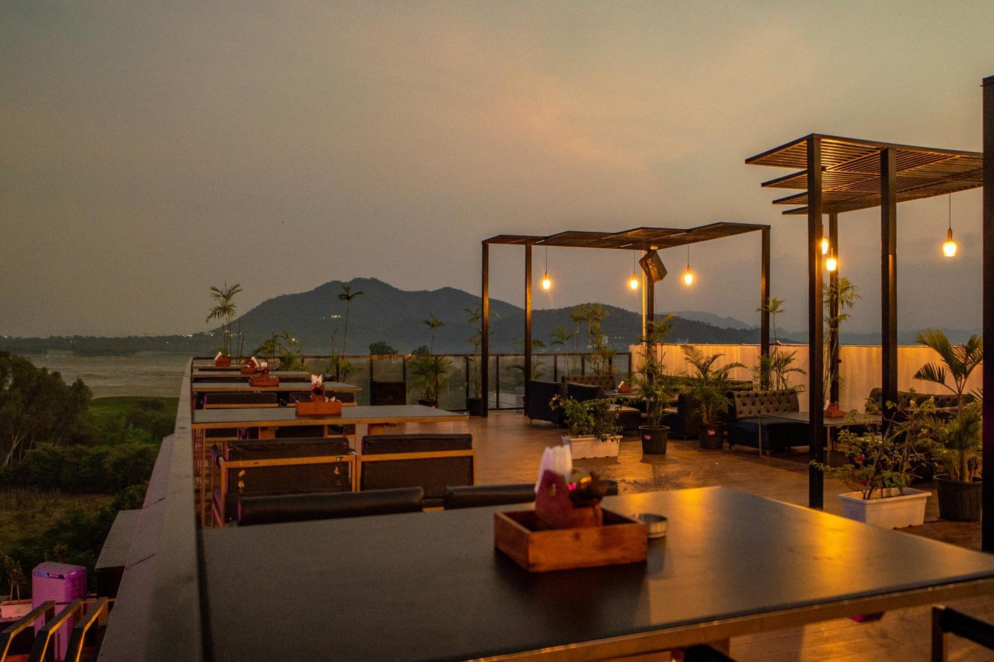 The Courtyard - Beyond Bar & Club Udaipur Exterior foto